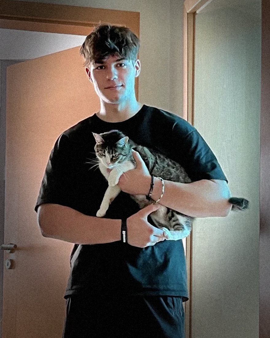 Till Hemmersbach zu Hause, mit Katze auf dem Arm